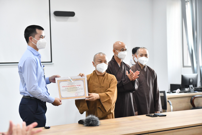 Gửi thêm năng lượng cho tuyến đầu: Lãnh đạo Giáo hội Thành phố đã tặng Bằng Tuyên dương công đức và trang thiết bị y tế cho Bệnh viện Ung Bướu số 2