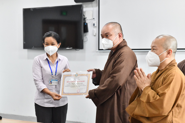 Gửi thêm năng lượng cho tuyến đầu: Lãnh đạo Giáo hội Thành phố đã tặng Bằng Tuyên dương công đức và trang thiết bị y tế cho Bệnh viện Ung Bướu số 2