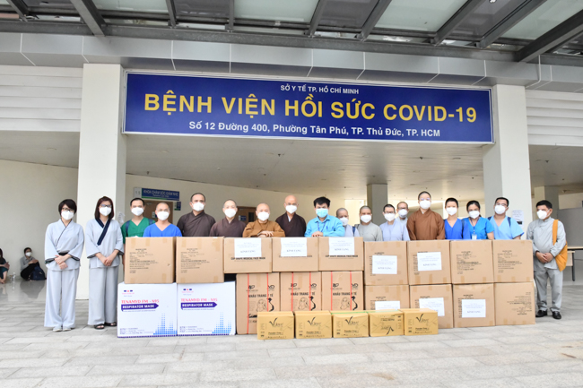 Gửi thêm năng lượng cho tuyến đầu: Lãnh đạo Giáo hội Thành phố đã tặng Bằng Tuyên dương công đức và trang thiết bị y tế cho Bệnh viện Ung Bướu số 2
