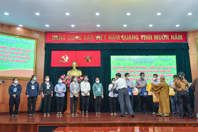 19 tình nguyện viên tôn giáo tham gia lễ xuất quân, hỗ trợ Bệnh viện Điều trị Covid-19 trong đợt 7