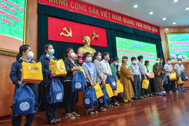 19 tình nguyện viên tôn giáo tham gia lễ xuất quân, hỗ trợ Bệnh viện Điều trị Covid-19 trong đợt 7