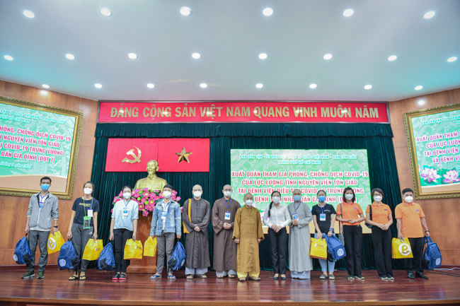 19 tình nguyện viên tôn giáo tham gia lễ xuất quân, hỗ trợ Bệnh viện Điều trị Covid-19 trong đợt 7