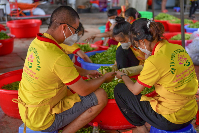 TP.HCM: Trung ương Giáo hội đến thăm các bếp ăn thiện nguyện hỗ trợ tuyến đầu chống dịch, nơi tặng thuốc, oxy miễn phí cho F0