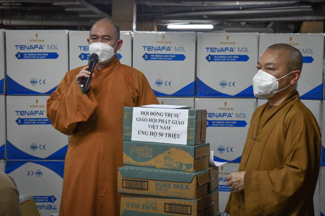 TP.HCM: Trung ương Giáo hội đến thăm các bếp ăn thiện nguyện hỗ trợ tuyến đầu chống dịch, nơi tặng thuốc, oxy miễn phí cho F0