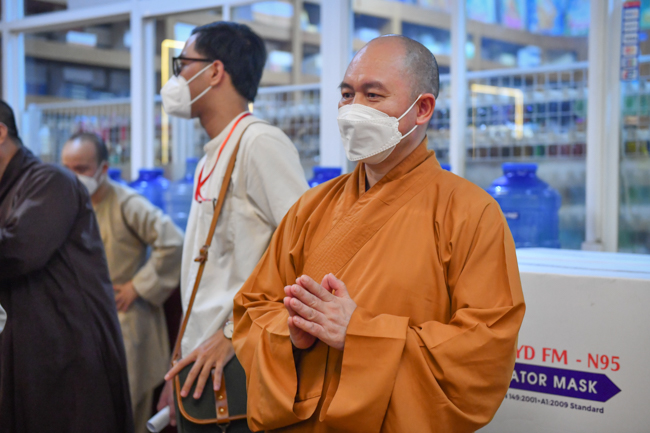 TP.HCM: Trung ương Giáo hội đến thăm các bếp ăn thiện nguyện hỗ trợ tuyến đầu chống dịch, nơi tặng thuốc, oxy miễn phí cho F0