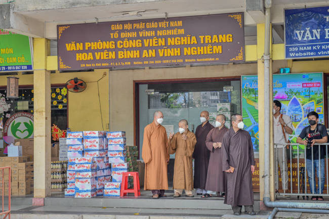 TP.HCM: Trung ương Giáo hội đến thăm các bếp ăn thiện nguyện hỗ trợ tuyến đầu chống dịch, nơi tặng thuốc, oxy miễn phí cho F0
