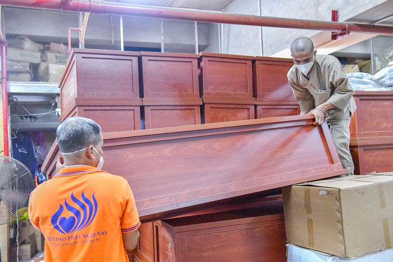 Chùa Giác Ngộ Trao Tặng 10 “Áo Quan Từ Tâm” Đến Ủy Ban Mttqvn Phường 16, Quận 8