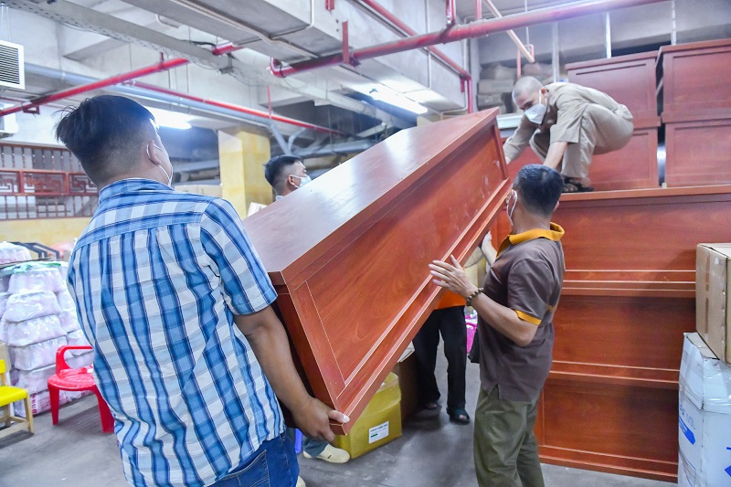 Chùa Giác Ngộ Trao Tặng 10 “Áo Quan Từ Tâm” Đến Ủy Ban Mttqvn Phường 16, Quận 8