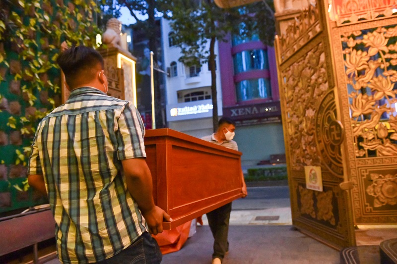 Chùa Giác Ngộ Trao Tặng 10 “Áo Quan Từ Tâm” Đến Ủy Ban Mttqvn Phường 16, Quận 8