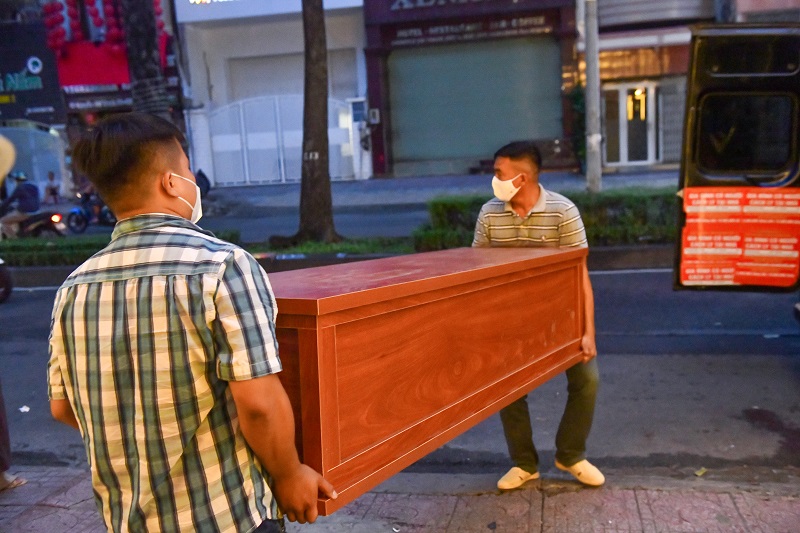 Chùa Giác Ngộ Trao Tặng 10 “Áo Quan Từ Tâm” Đến Ủy Ban Mttqvn Phường 16, Quận 8