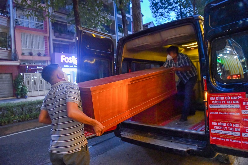 Chùa Giác Ngộ Trao Tặng 10 “Áo Quan Từ Tâm” Đến Ủy Ban Mttqvn Phường 16, Quận 8