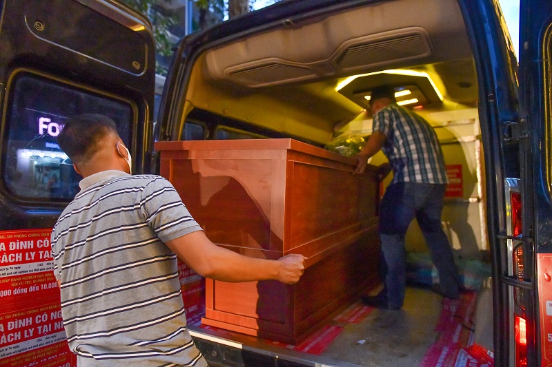 Chùa Giác Ngộ Trao Tặng 10 “Áo Quan Từ Tâm” Đến Ủy Ban Mttqvn Phường 16, Quận 8