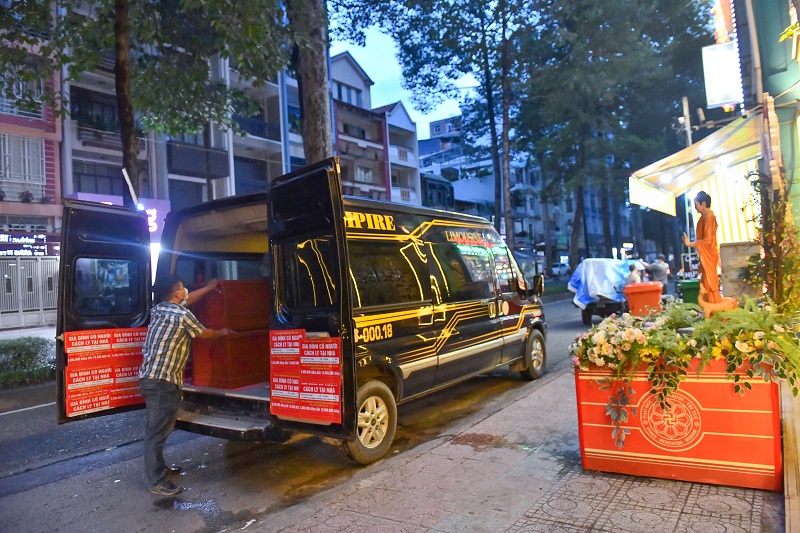 Chùa Giác Ngộ Trao Tặng 10 “Áo Quan Từ Tâm” Đến Ủy Ban Mttqvn Phường 16, Quận 8