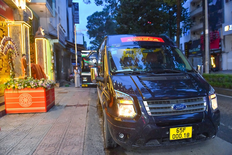 Chùa Giác Ngộ Trao Tặng 10 “Áo Quan Từ Tâm” Đến Ủy Ban Mttqvn Phường 16, Quận 8