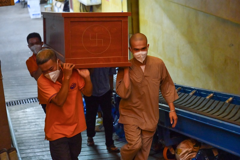 Chùa Giác Ngộ Trao Tặng 10 “Áo Quan Từ Tâm” Đến Ủy Ban Mttqvn Phường 16, Quận 8