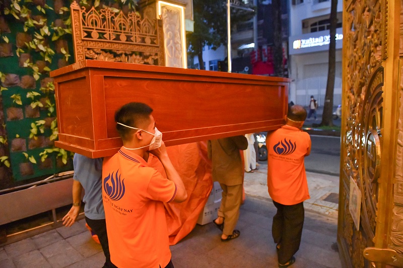 Chùa Giác Ngộ Trao Tặng 10 “Áo Quan Từ Tâm” Đến Ủy Ban Mttqvn Phường 16, Quận 8