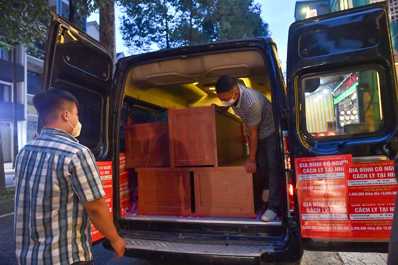 Chùa Giác Ngộ Trao Tặng 10 “Áo Quan Từ Tâm” Đến Ủy Ban Mttqvn Phường 16, Quận 8