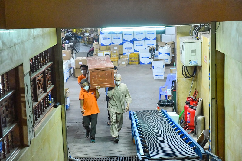 Chùa Giác Ngộ Trao Tặng 10 “Áo Quan Từ Tâm” Đến Ủy Ban Mttqvn Phường 16, Quận 8