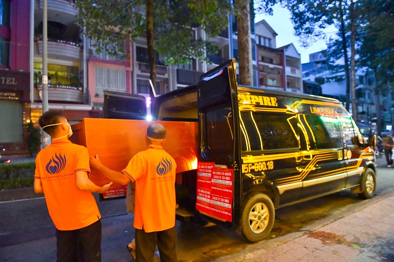 Chùa Giác Ngộ Trao Tặng 10 “Áo Quan Từ Tâm” Đến Ủy Ban Mttqvn Phường 16, Quận 8