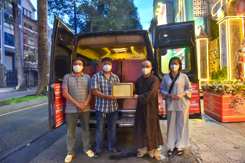 Chùa Giác Ngộ Trao Tặng 10 “Áo Quan Từ Tâm” Đến Ủy Ban Mttqvn Phường 16, Quận 8