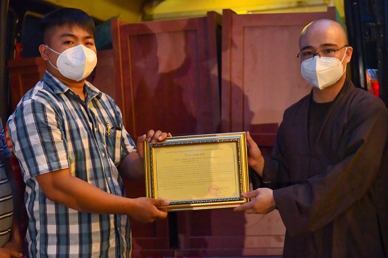 Chùa Giác Ngộ Trao Tặng 10 “Áo Quan Từ Tâm” Đến Ủy Ban Mttqvn Phường 16, Quận 8