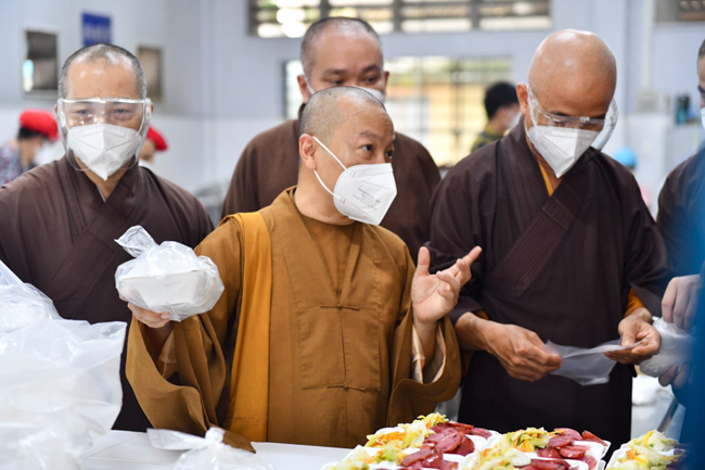 TP.HCM: Trung ương Giáo hội đến thăm các bếp ăn thiện nguyện hỗ trợ tuyến đầu chống dịch, nơi tặng thuốc, oxy miễn phí cho F0