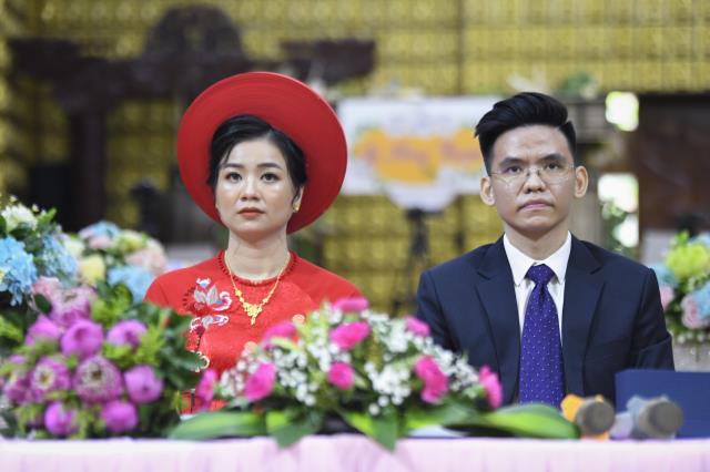 Chú rể Thanh Lâm (PD. Giác Ngộ) và cô dâu Ngọc Trang (PD. Chúc Nghiêm) nên nghĩa vợ chồng qua nghi thức hằng thuận