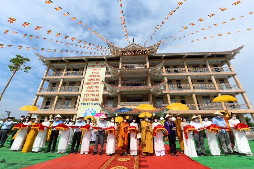 Lễ khánh thành tòa Tăng xá chùa Quan Âm Đông Hải, nơi làm khu cách ly điều trị Covid-19 của thị xã Vĩnh Châu, tỉnh Sóc Trăng