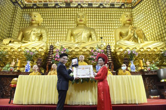 Chú rể Thanh Lâm (PD. Giác Ngộ) và cô dâu Ngọc Trang (PD. Chúc Nghiêm) nên nghĩa vợ chồng qua nghi thức hằng thuận