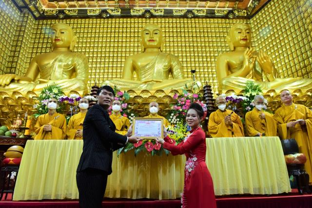 Lễ hằng thuận của chú rể Đình Lợi và cô dâu Hiếu Hòa tại điện Phật chùa Giác Ngộ