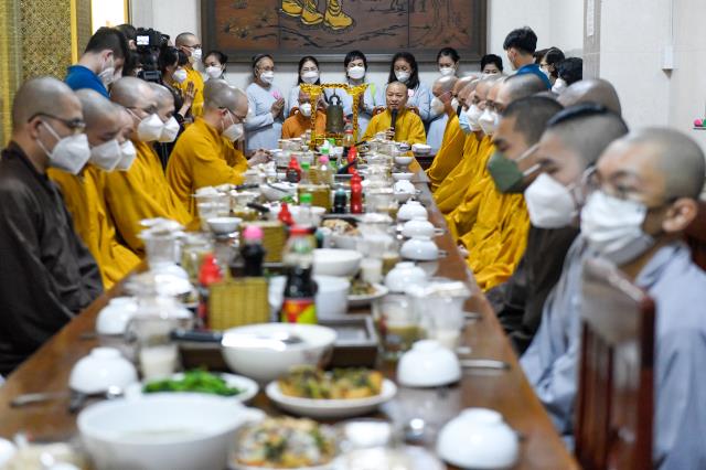 Gia đình hương linh Nguyễn Thanh Bình (PD. Ngộ Minh Tường) cúng dường Trai tăng