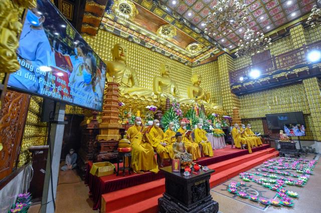 Chùa Giác Ngộ thắp nến tưởng niệm hơn 23.000 nạn nhân đã mất vì Covid-19
