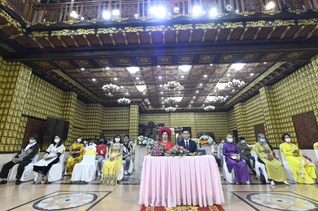 Chú rể Thanh Lâm (PD. Giác Ngộ) và cô dâu Ngọc Trang (PD. Chúc Nghiêm) nên nghĩa vợ chồng qua nghi thức hằng thuận