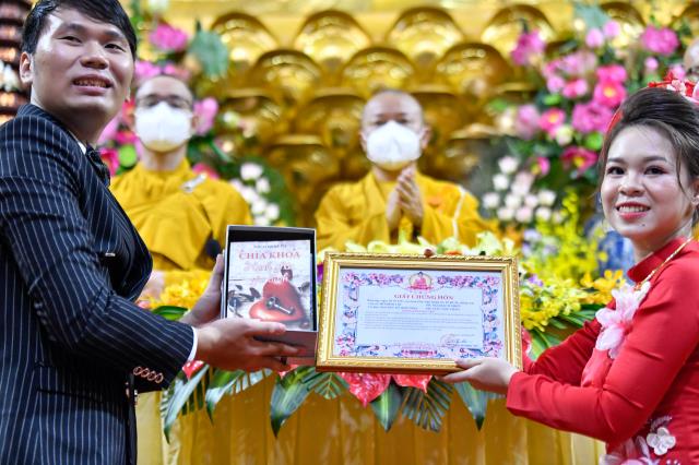 Lễ hằng thuận của chú rể Đình Lợi và cô dâu Hiếu Hòa tại điện Phật chùa Giác Ngộ