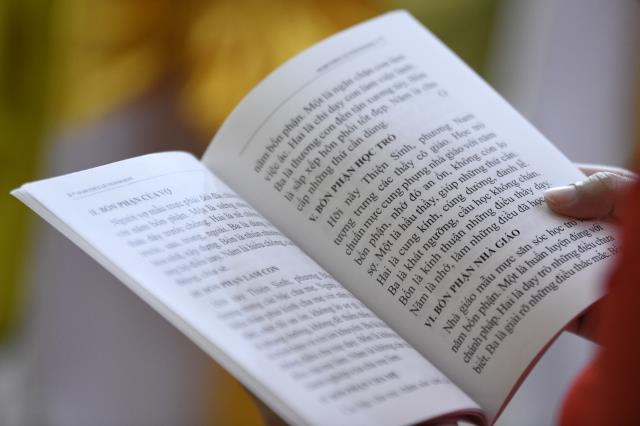 Chú rể Thanh Lâm (PD. Giác Ngộ) và cô dâu Ngọc Trang (PD. Chúc Nghiêm) nên nghĩa vợ chồng qua nghi thức hằng thuận