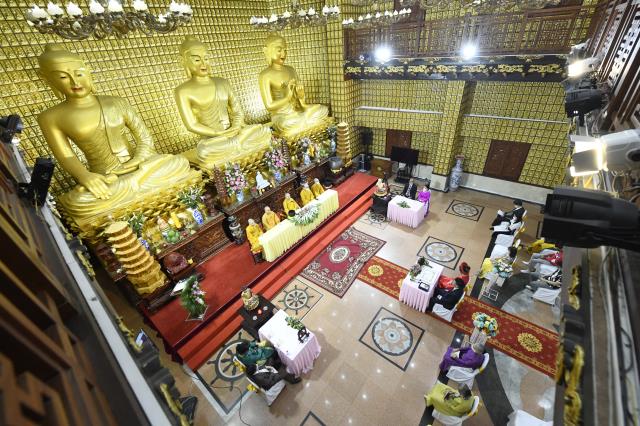 Chú rể Thanh Lâm (PD. Giác Ngộ) và cô dâu Ngọc Trang (PD. Chúc Nghiêm) nên nghĩa vợ chồng qua nghi thức hằng thuận