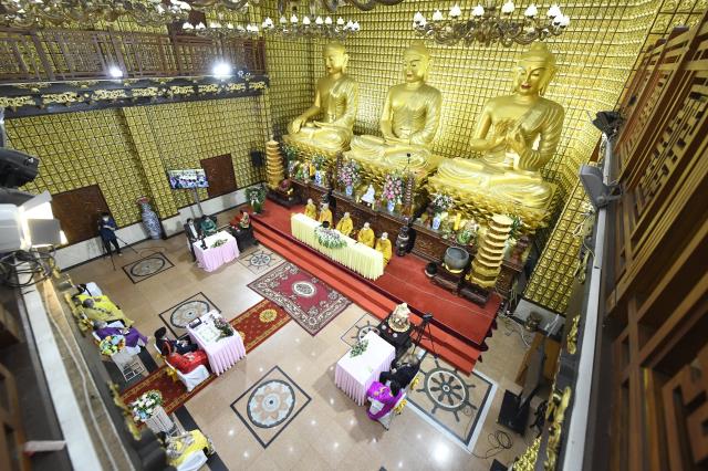 Chú rể Thanh Lâm (PD. Giác Ngộ) và cô dâu Ngọc Trang (PD. Chúc Nghiêm) nên nghĩa vợ chồng qua nghi thức hằng thuận