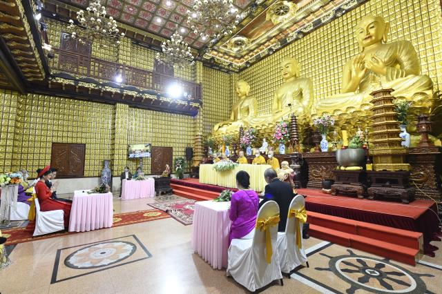 Chú rể Thanh Lâm (PD. Giác Ngộ) và cô dâu Ngọc Trang (PD. Chúc Nghiêm) nên nghĩa vợ chồng qua nghi thức hằng thuận