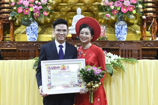 Chú rể Thanh Lâm (PD. Giác Ngộ) và cô dâu Ngọc Trang (PD. Chúc Nghiêm) nên nghĩa vợ chồng qua nghi thức hằng thuận