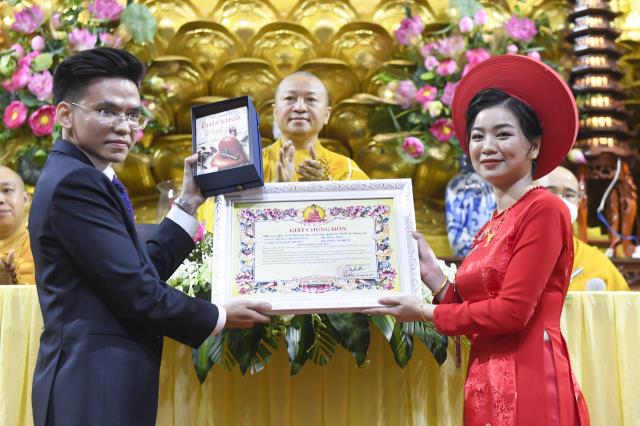 Chú rể Thanh Lâm (PD. Giác Ngộ) và cô dâu Ngọc Trang (PD. Chúc Nghiêm) nên nghĩa vợ chồng qua nghi thức hằng thuận