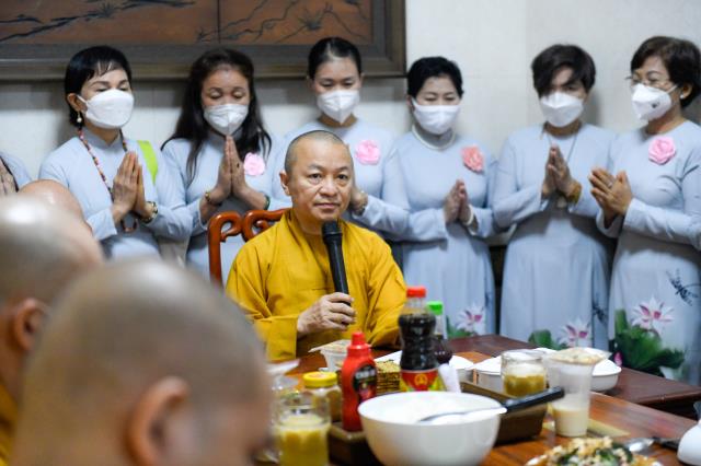 Gia đình hương linh Nguyễn Thanh Bình (PD. Ngộ Minh Tường) cúng dường Trai tăng