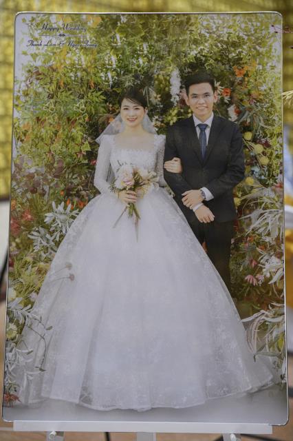 Chú rể Thanh Lâm (PD. Giác Ngộ) và cô dâu Ngọc Trang (PD. Chúc Nghiêm) nên nghĩa vợ chồng qua nghi thức hằng thuận
