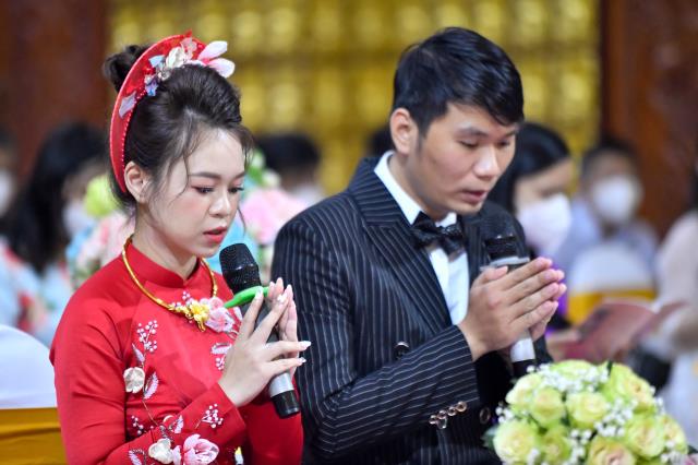 Lễ hằng thuận của chú rể Đình Lợi và cô dâu Hiếu Hòa tại điện Phật chùa Giác Ngộ