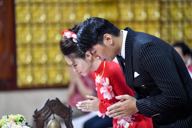 Lễ hằng thuận của chú rể Đình Lợi và cô dâu Hiếu Hòa tại điện Phật chùa Giác Ngộ