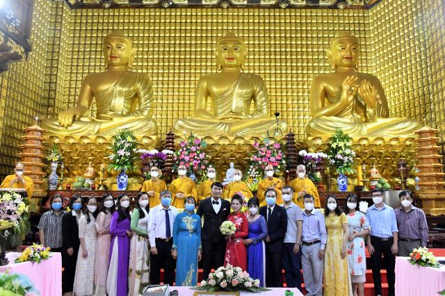 Lễ hằng thuận của chú rể Đình Lợi và cô dâu Hiếu Hòa tại điện Phật chùa Giác Ngộ