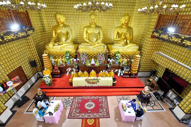 Lễ hằng thuận của chú rể Đình Lợi và cô dâu Hiếu Hòa tại điện Phật chùa Giác Ngộ