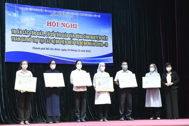 TT. Nhật Từ tham dự Hội nghị Tri ân các tôn giáo, cơ sở tôn giáo vận động tình nguyện viên hỗ trợ tại các bệnh viện điều trị bệnh nhân Covid-19