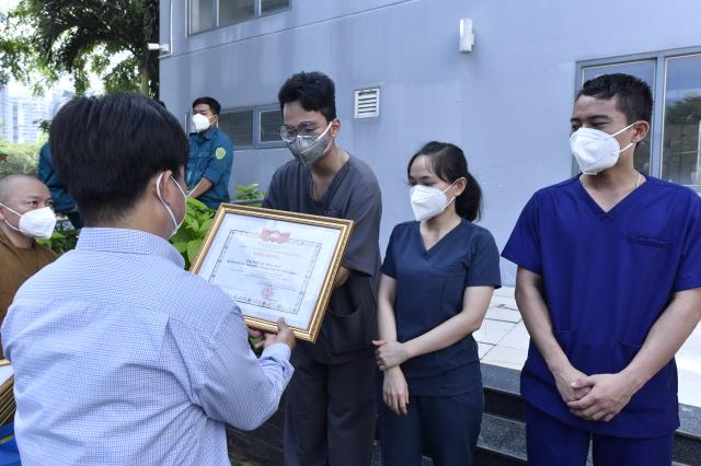 10 tình nguyện viên Phật giáo hoàn thành nhiệm vụ tại Bệnh viện Dã chiến số 10