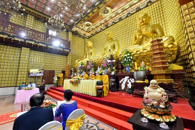 Lễ hằng thuận của chú rể Đình Lợi và cô dâu Hiếu Hòa tại điện Phật chùa Giác Ngộ