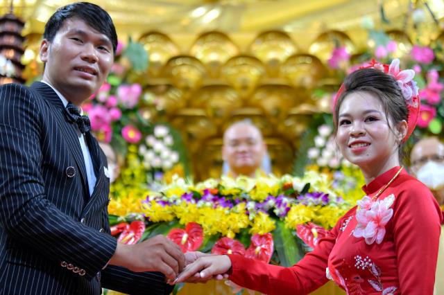 Lễ hằng thuận của chú rể Đình Lợi và cô dâu Hiếu Hòa tại điện Phật chùa Giác Ngộ